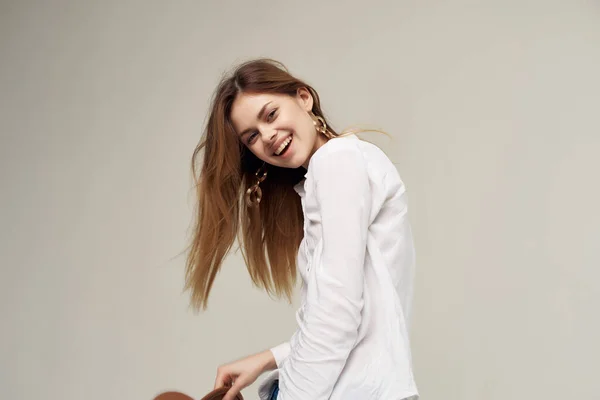 Kvinna i vit skjorta fashionabla frisyr ljus makeup studio — Stockfoto