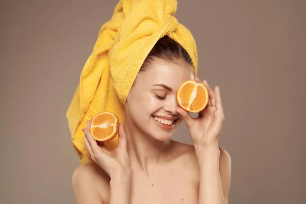 Wanita cantik bahu telanjang dengan vitamin buah berpose close-up — Stok Foto