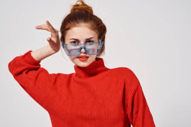 Güzel kadın. Kırmızı dudaklar çekici. Stüdyo eğlencesi modeli.