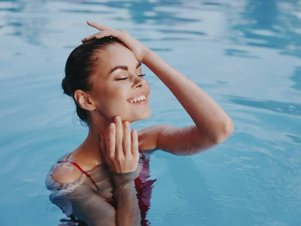 Женщина в купальнике улыбка закрытые глаза бассейн релаксации — стоковое фото