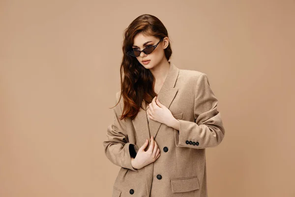 Mulher com óculos Glamor bege casaco retrato Espaço Copiar — Fotografia de Stock