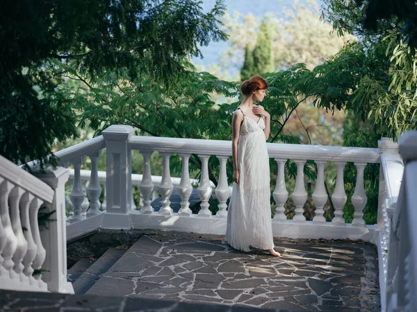 Hübsche Frau im weißen Kleid posiert im Park Mythologie Griechenland — Stockfoto