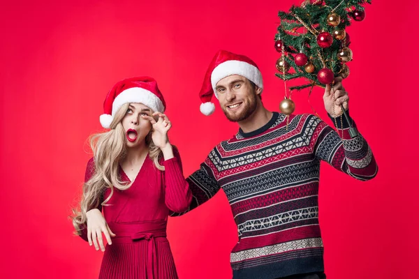 Man och kvinna jul semester julgran Nytt år känslor — Stockfoto
