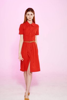 Kırmızı elbiseli güzel bir kadın şık bir moda izole edilmiş arka plan.