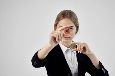 Finansör Bitcoin kripto para birimi el feneri arkaplanda