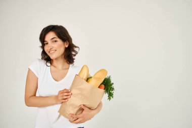 Süpermarketten bir paket erzakla güzel bir esmer.