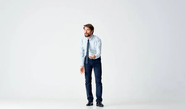 Бородатый мужчина в рубашке с галстуком эмоции движения образ жизни позируя — стоковое фото
