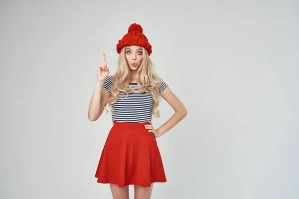 Όμορφη γυναίκα σε μια ριγέ T-shirt Κόκκινο καπέλο θέτοντας Studio — Φωτογραφία Αρχείου