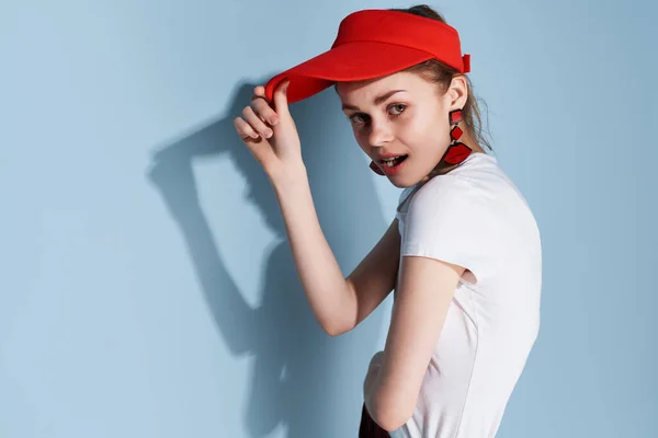 빨간 티셔츠를 입고 빨간 모자를 쓰고 여름 유행을 즐기는 예쁜 여성 — 스톡 사진