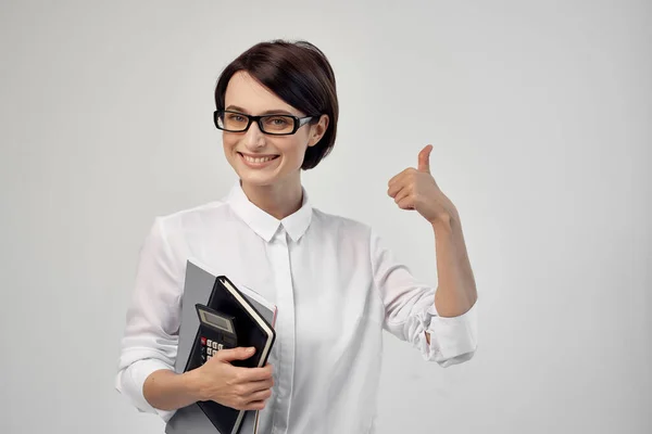 Mulher em documentos de camisa branca Professional Job Studio — Fotografia de Stock