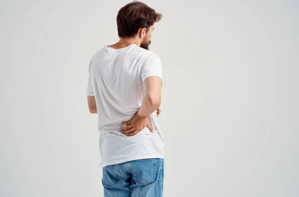 Homem emocional dor nas costas problemas de saúde massagem terapia fundo isolado — Fotografia de Stock