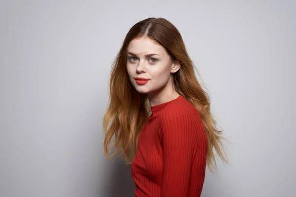Vidám nő divat frizura piros pulóver modell stúdió — Stock Fotó