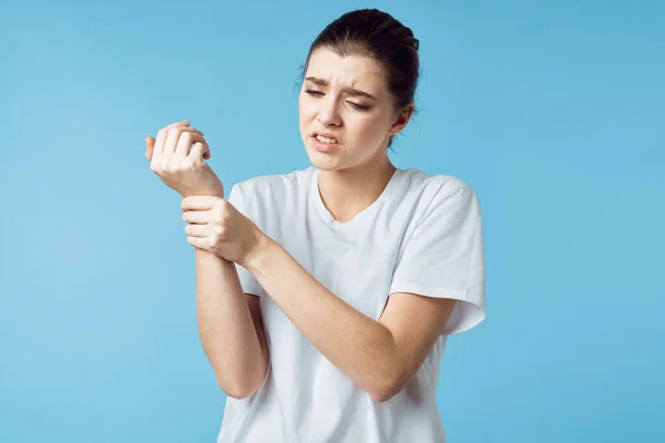 Mujer descontenta en camiseta blanca dolor corporal problemas de salud medicina — Foto de Stock