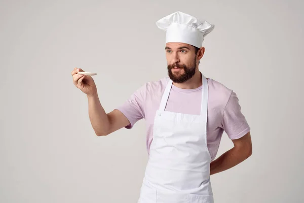 Cuoco in utensili da cucina uniformi lavoro di cottura — Foto Stock