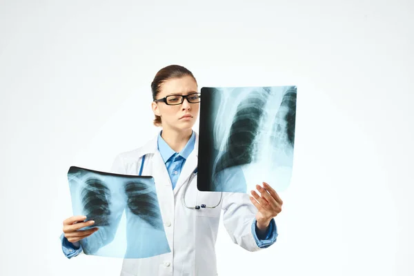 Kobieta radiolog rentgenowskie badania specjalistów diagnostyka — Zdjęcie stockowe