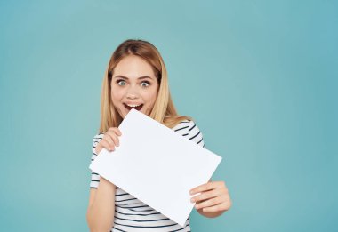 Beyaz çarşaflı neşeli kadın afişi Yaşam Tarzı Stüdyosu