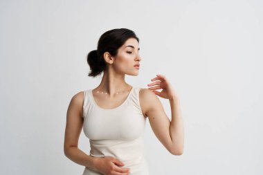 Esmer, ellerinde losyonla kozmetik cilt bakımı arka planında