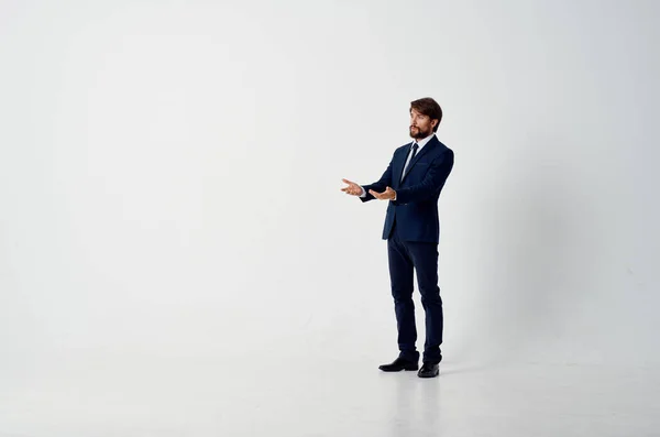 Un hombre con chaqueta y corbata posando ejecutivo feliz jefe — Foto de Stock