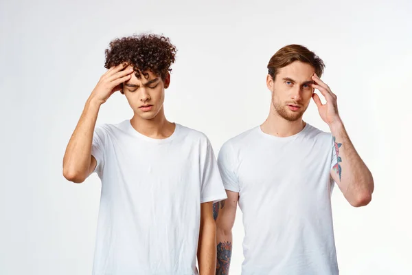 흰색 티셔츠를 입은 두 남자가 가벼운 우정을 나누고 있습니다. — 스톡 사진