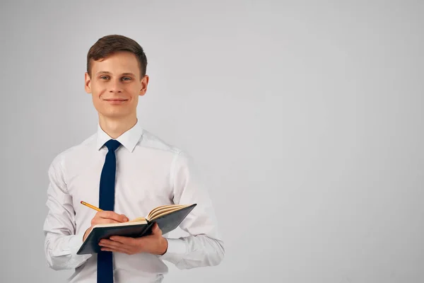 Vrolijke zakenman in shirt met stropdas notebook werk manager — Stockfoto