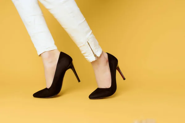 Pernas femininas em sapatos pretos moda posando luxo — Fotografia de Stock