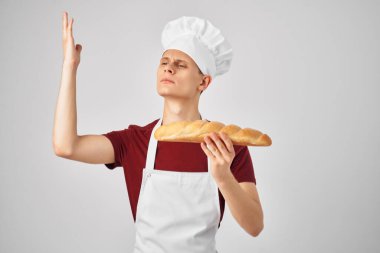 Beyaz önlüklü duygusal erkek aşçı fırında pişirme ellerinde.