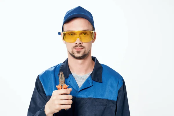 制服を着た男が工事の専門家を修理する — ストック写真