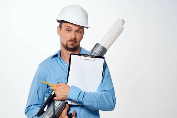 Инженер в чертежах строительного шлема — стоковое фото