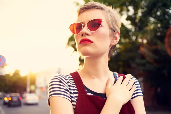 Femme portant des lunettes de soleil à l'extérieur posant mode d'été — Photo