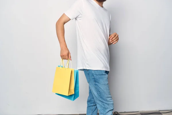 Hombre con bolsas de color sólido moda compras estilo de vida — Foto de Stock