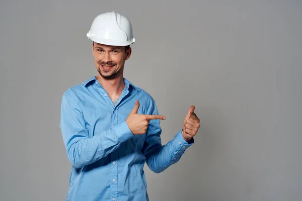 Працівник чоловік-інженер в емоціях білого шолома Професійний — стокове фото
