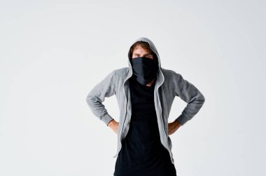 Maskeli bir adam. Soygun, anonim suç.