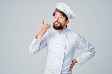 Sakallı adam Şef üniforması Duygularını hafif arka planda pişiriyor