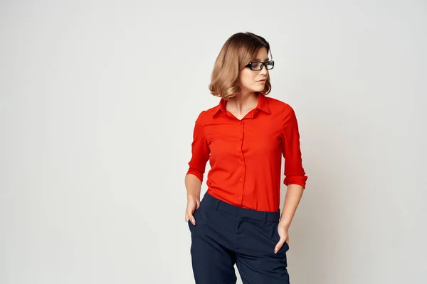 Zakenvrouw in een rood shirt succes lichte achtergrond — Stockfoto