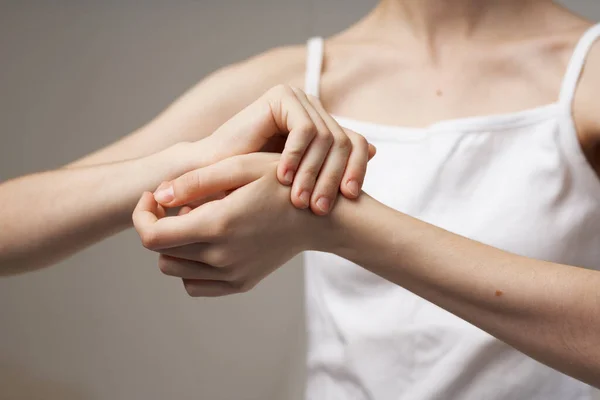 Mulher reumatismo braço dor problemas de saúde fundo isolado — Fotografia de Stock
