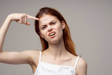 Güzel kadın büyüteci, yüz hijyenine yakın, izole bir arka plan.