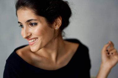 Siyah elbiseli çekici kadın. Cazibeli yüz makyajı.