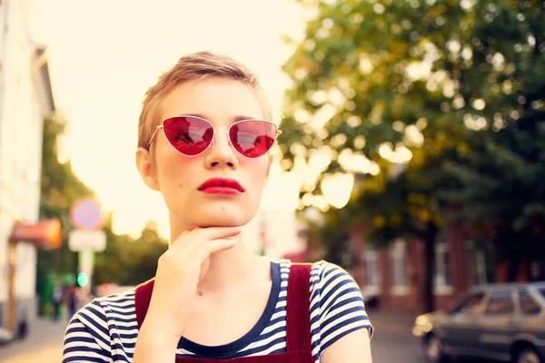 Femme portant des lunettes de soleil en plein air vacances d'été en ville — Photo