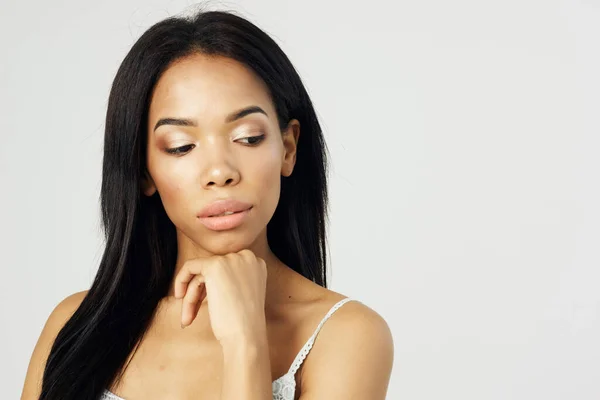 Vrouw van Afrikaanse verschijning corrigeert haar kapsel make-up schone huid — Stockfoto