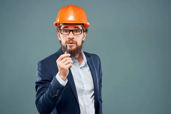 Homem emocional trabalhar na construção indústria sucesso isolado fundo — Fotografia de Stock