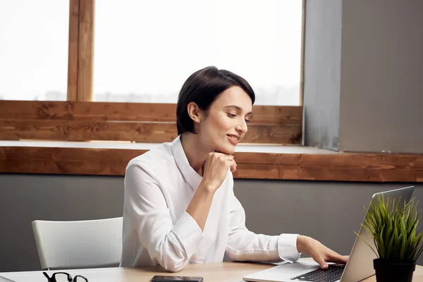 Businesswoman na psacím stole dokumenty Professional Job light background — Stock fotografie