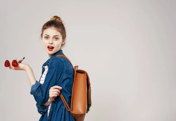 Sorrindo jovem mulher moda roupas mochila estudante faculdade — Fotografia de Stock