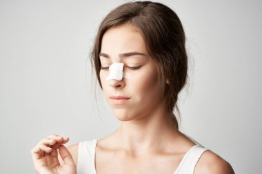 Burun yaralanması olan bir kadın. Sağlık ilacı.