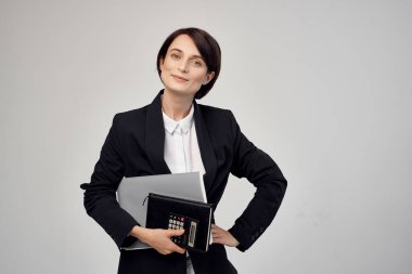 Siyah ceketli bir iş kadını. Duygusal ofis yöneticisi. Profesyonel.