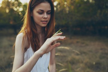 Elinde peygamber devesi olan güzel bir kadın.
