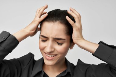 Esmer baş ağrısı hoşnutsuzluk sorunu izole edilmiş arka plan