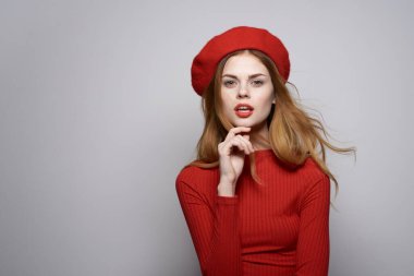 Neşeli kadın el hareketi eğlenceli kırmızı dudaklar lüks arka plan