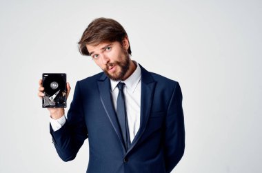 Bilgisayar teknolojisinde sabit diski olan duygusal iş adamı