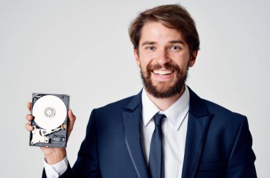 Bilgisayar veri korumasından sabit diski olan neşeli bir iş adamı