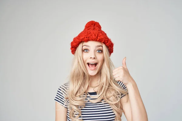 Bionda in una maglietta a righe Red Hat posa Studio — Foto Stock
